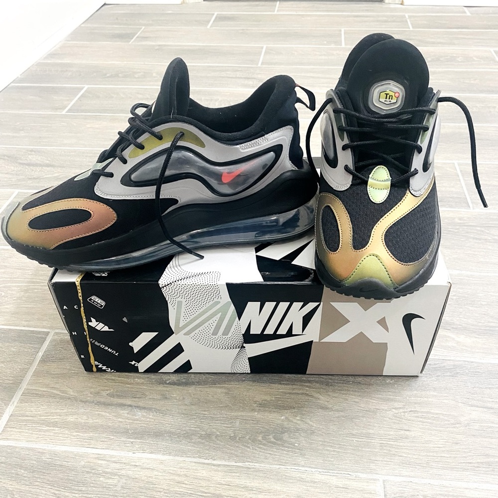NIKE AIR MAX ZEPHYR EOI Men’s Metallic Silver/Bright Crimson CV8834-001 Sneakers